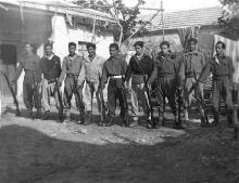 חיילי אצ"ל עומדים במסדר עם נשק בהצג בעמדות בשכונת שפירא בתל-אביב