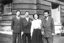 מימין לשמאל אברהם טהור, גב' וייזר, שמואל וייזר, חיים ריבלין ליד משרד הוועד לשחרור האומה בפריס