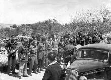 חיילי ה"הגנה" ניצבים במסדר לרגל העברת הכפר דיר יאסין מידי חיילי האצ"ל